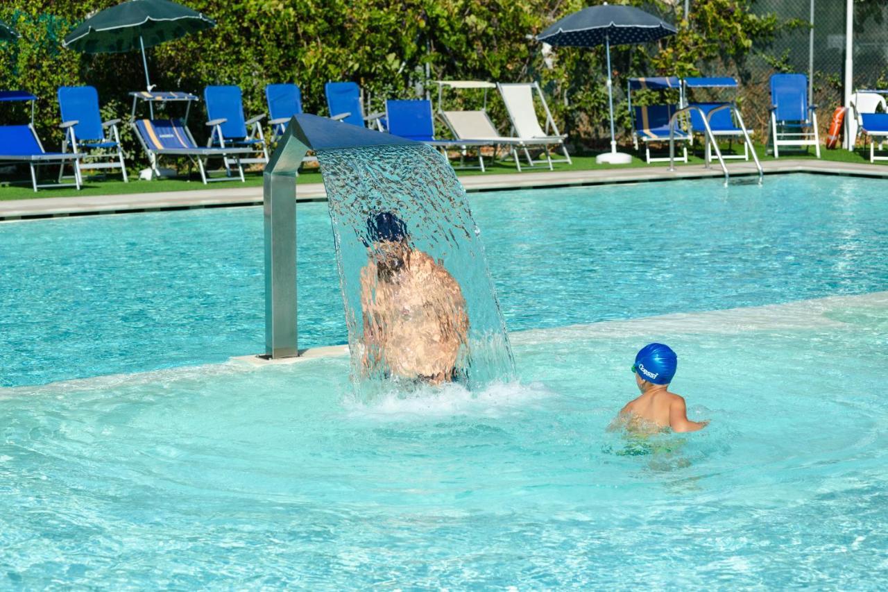 Centro Vacanze Camping Spinnaker Marina Palmense Esterno foto